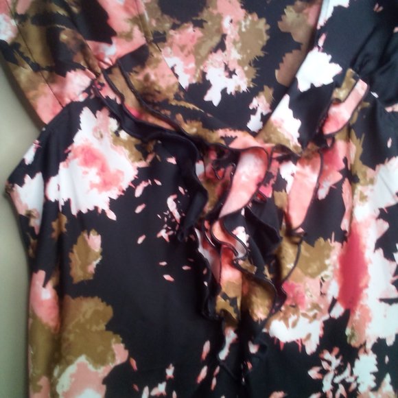 Free With Bundle omen's Floral Ruffle Top - Picture 7 of 13